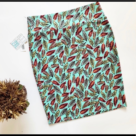 LuLaRoe Dresses & Skirts - NWT Womens Lularoe Feather Plus Cassie Skirt - 2x LuLaRoe Dresses & Skirts - NWT Womens Lularoe Feather Plus Cassie Skirt - 2x